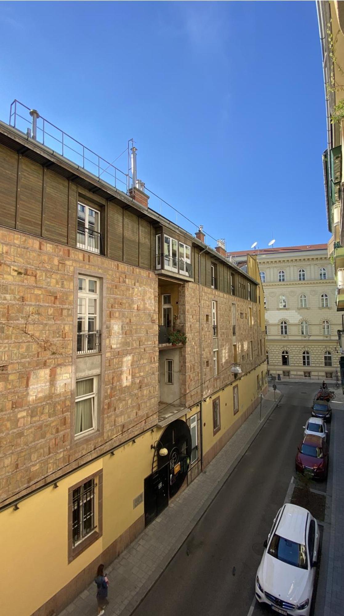 Modern Apartment Near The River — Photos 1